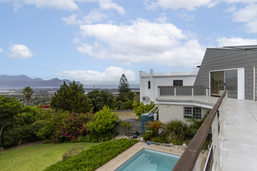 To Let 4 Bedroom Property for Rent in Heldervue Western Cape